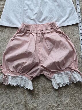 CuteynCoolty Girls bubble shorts with white lace cuffs